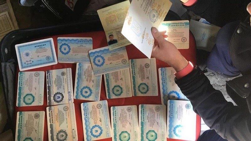 У Києві затримали шахраїв, які штампували фальшиві дипломи