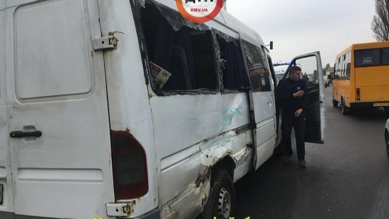 У Києві вантажівка протаранила маршрутку, четверо в лікарні