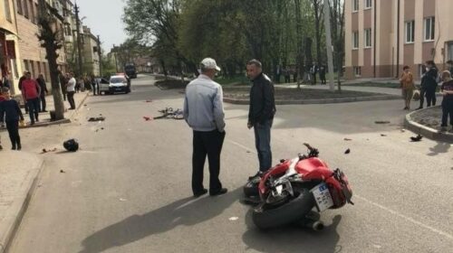 На Львівщині мотоцикліст врізався у натовп людей