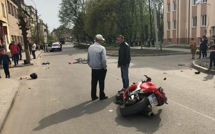 На Львівщині мотоцикліст врізався у натовп людей