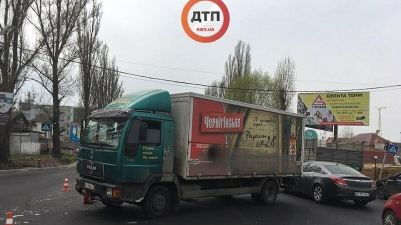 У Києві вантажівка протаранила маршрутку, четверо в лікарні