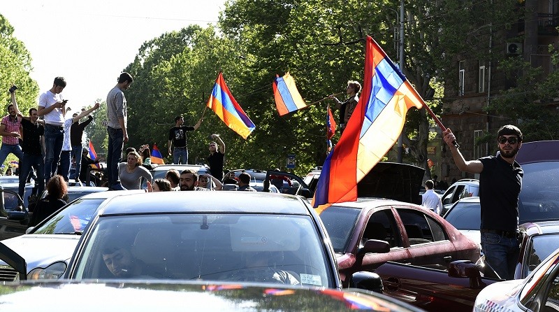Опозиція знову вийшла на вулиці Єревана. Пашинян хоче в прем'єри як "кандидат від народу"