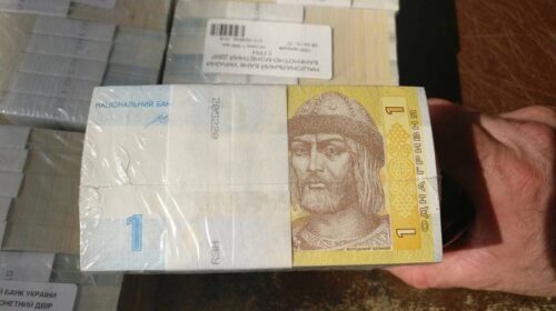 Киянин намагався відправити посилкою до Гонконга 24 кілограми гривень