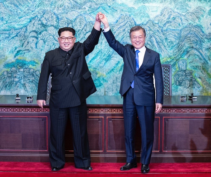 Кінець війні. Лідери Північної і Південної Кореї проводять переговори на кордоні