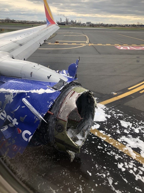 У США вибух двигуна вбив пасажирку літака. Жінку засмоктало в ілюмінатор