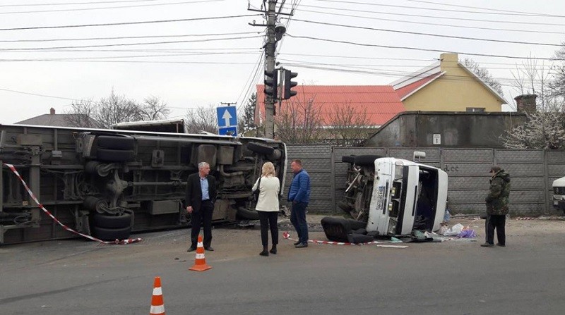 В Одесі вантажівка протаранила маршрутку: десять постраждалих (+відео)