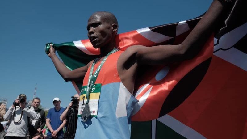 Кенійський бігун, якого не хотіли пускати в Україну, переміг на Харківському марафоні