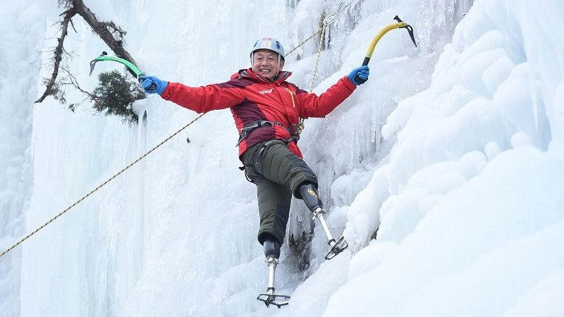 Безногий китайський альпініст з п'ятої спроби підкорив Еверест