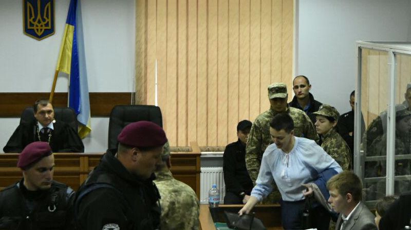 Савченко дали безкоштовного адвоката, суд перенесли на завтра