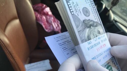 На хабарі в 270 тисяч доларів затримали чиновників Держгеокадастру
