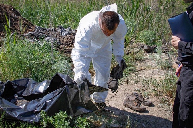 На фермі під Дніпром відкопують речі загиблих під Іловайськом бійців