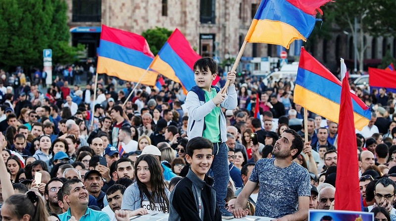 "Пашинян має стати прем'єром". Опозиція паралізувала Єреван і тисне на парламент Вірменії