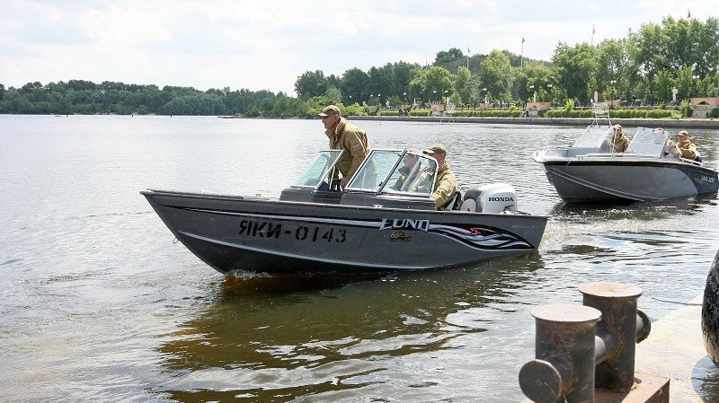 На Київському водосховищі затонув човен, одна людина зникла