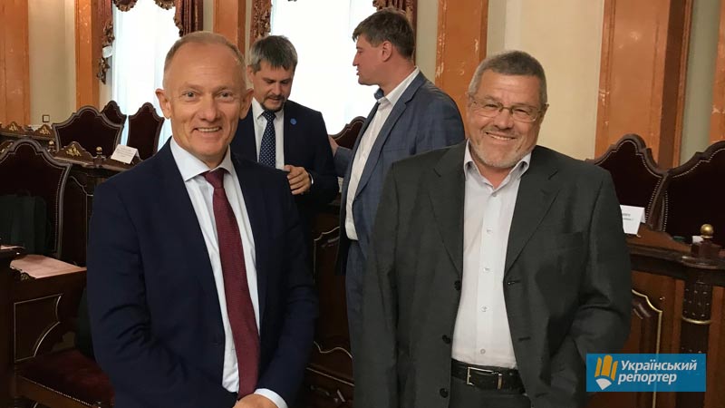 Судді Анатолій Кривошея (ліворуч) і Юрій Аліфанов