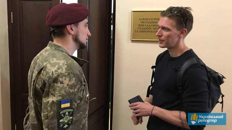 Дружня розмова двох воїнів: українець Денис Антіпов і американець Новен Петерсон.