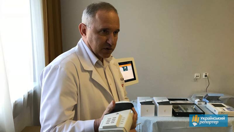 Професор Борис Тодуров показує, що цей мобільний діагностичний апарат лікар може навіть у кишені носити