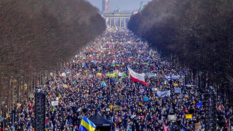 Понад 100 тисяч людей вийшли на вулиці Берліна на знак підтримки України