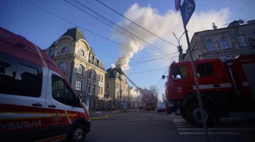 У центрі Києва ворожий безпілотник обстріляв банк
