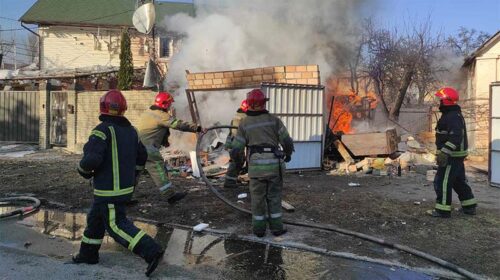 Рятувальники приборкують вогонь після обстрілу Шевченківського району столиці