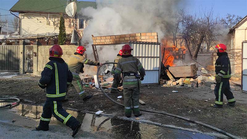 Рятувальники приборкують вогонь після обстрілу Шевченківського району столиці