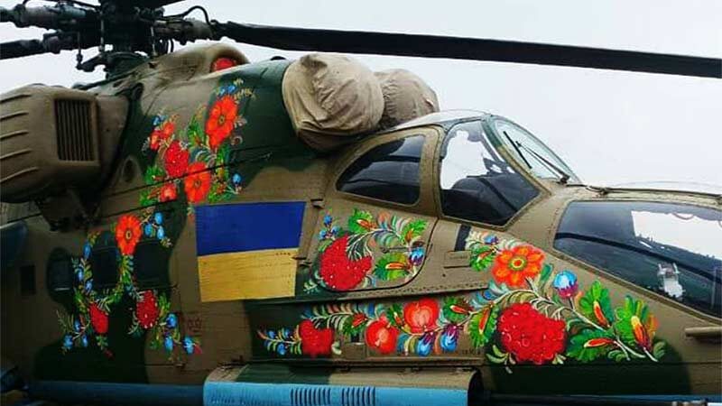 Художники розписали військовий гелікоптер