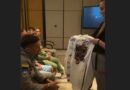 “Україна має карти!”: Усику перед боєм в Лондоні подарували унікальну вишиванку (+відео, фото)