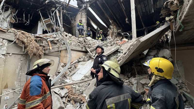 “Били по людях, які мирно спали”. Від ворожого удару  у Харкові загинула ціла родина