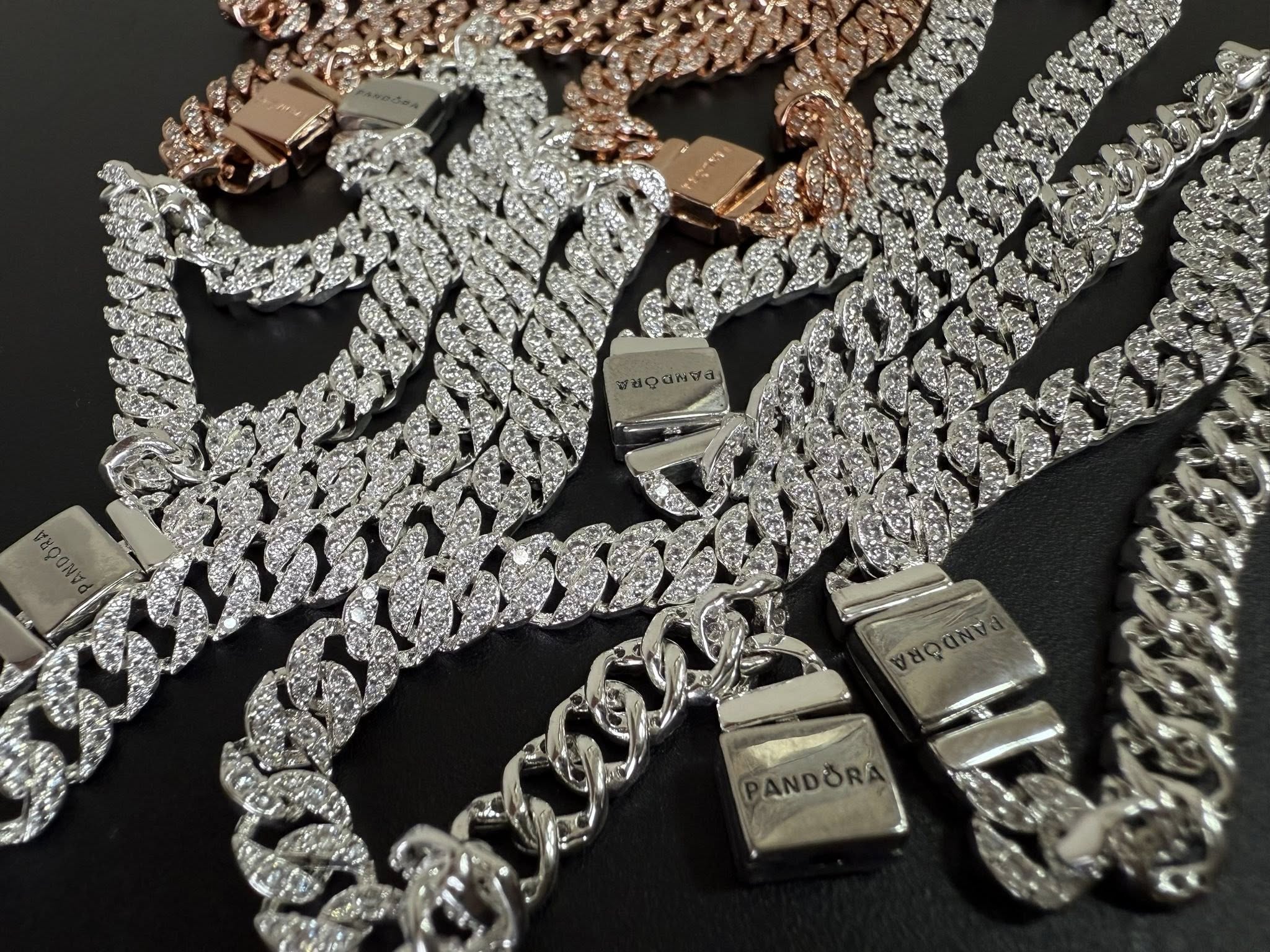 Київська митниця вилучила з поштового відправлення 102 браслети “Pandora”