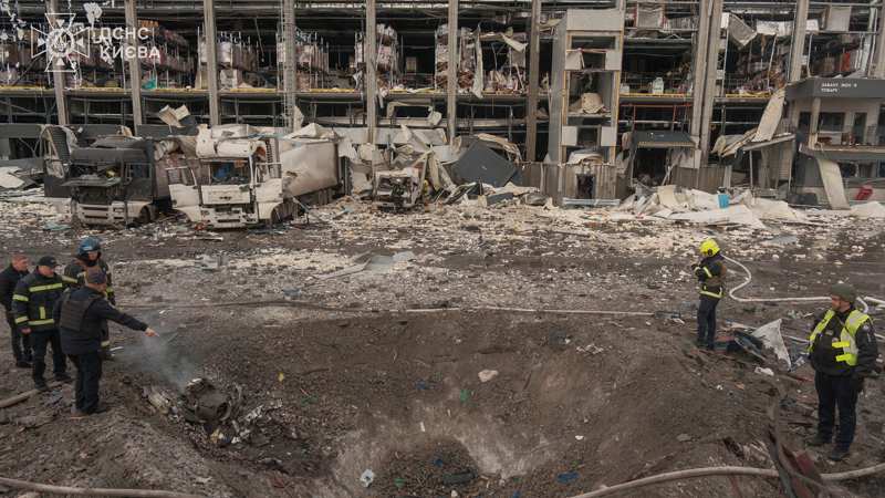 Російські терористи вночі та вранці масовано атакували Київ ракетами і шахедами. Є загиблі та поранені