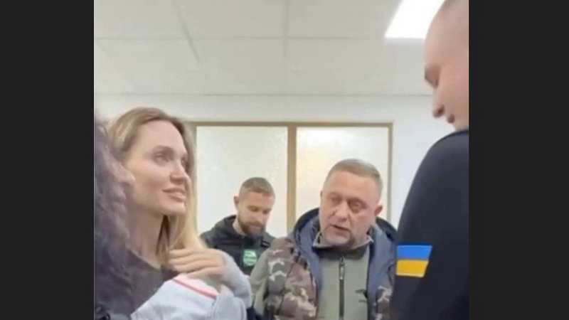 Анджеліна Джолі отримала особливий подарунок під час візиту до Херсона