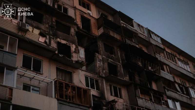 Під час атаки ворога на Київ мати з сином вистрибнули з вікна, щоб врятуватися