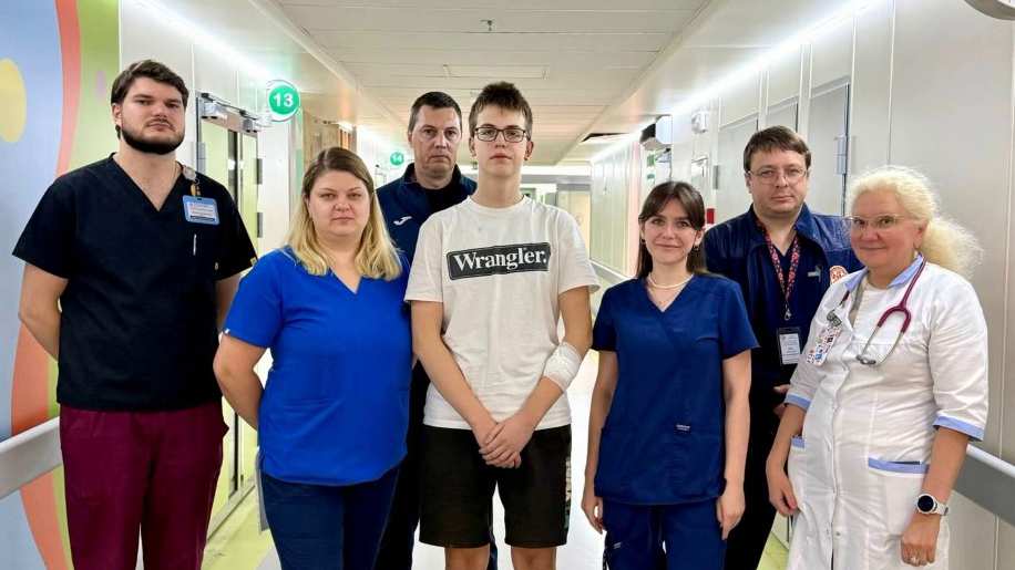 В «Охматдиті» врятували життя хлопця після ворожої атаки