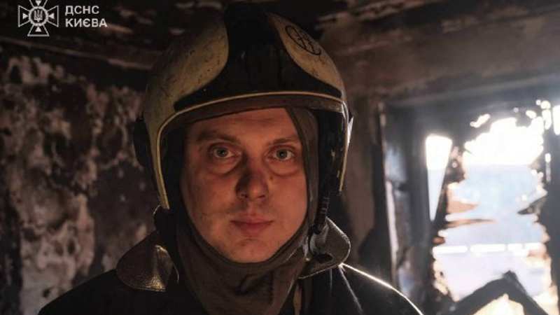 Рятувальник з Києва гасив власну квартиру, яку знищив рашистський дрон