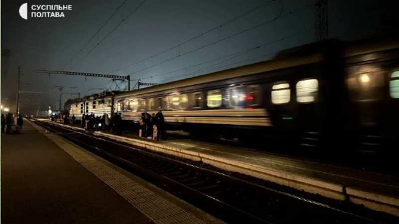 На Полтавщині через затримки потягів до 9-ти годин пасажири вночі йшли по коліях пішки