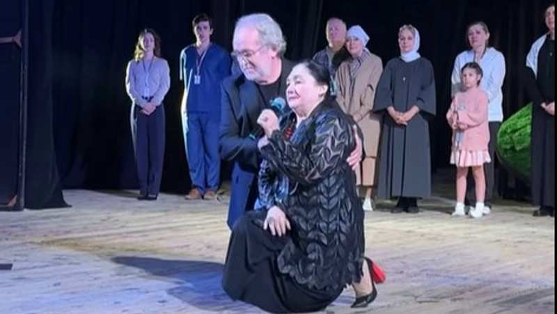 У Житомирі під час вистави “Мами” письменниця Марія Матіос стала на коліна перед матерями загиблих воїнів