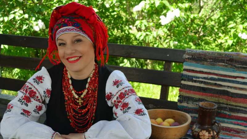 Прем’єра: у День української хустки Леся Королик презентувала нову пісню (+відео)