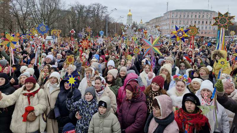 Різдвяна хода у центрі Києва зібрала сотні людей
