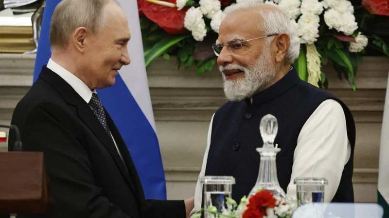 Моді приймає путіна з почестями: тисне руку та обіймається