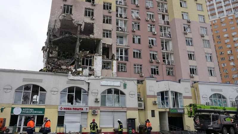 Окупанти застосовують нову тактику атак по Києву