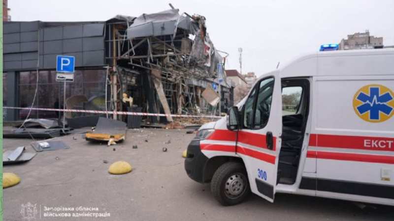У Запоріжжі ворожий КАБ влучив в супермаркет АТБ, є поранені (+відео)