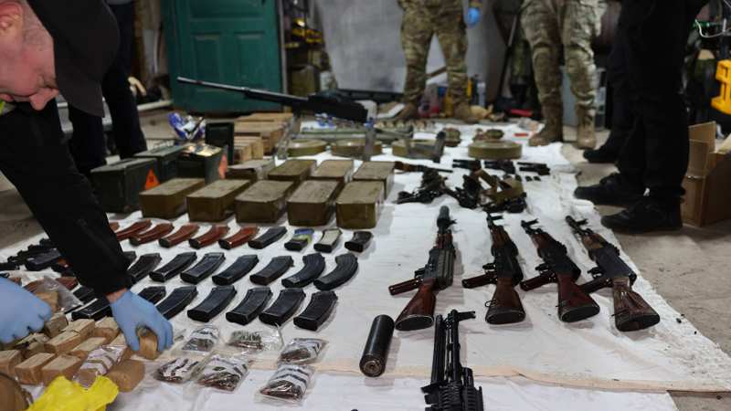 Поліція виявила великий схрон трофейної зброї з районів бойових дій