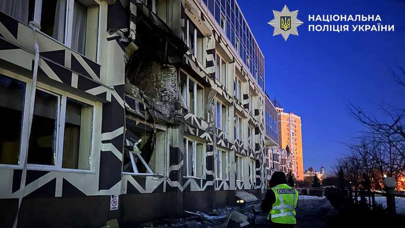 Російські терористи вдарили шахедом по лікарні на Оболоні