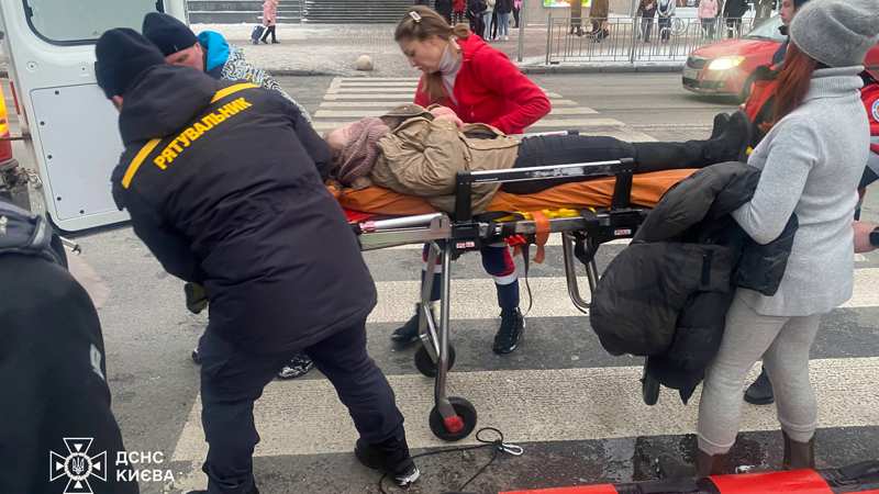 На Дніпрі, біля Русанівської набережної, люди провалились під кригу