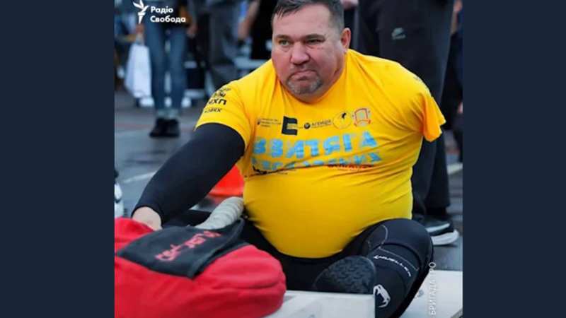 Захисник Руслан Іванов дивом вижив на фронті й після реабілітації однією рукою встановлює рекорди