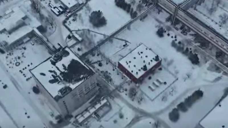 На Запорізькій АЕС рашисти розмістили військову техніку поруч з ядерними реакторами (+відео)