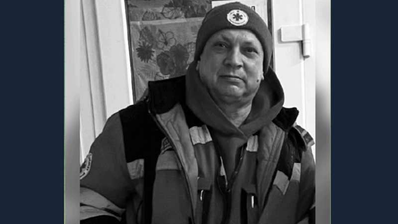 Понад 25 років рятував життя людей. У Києві під час ворожої атаки загинув медик Сергій Смоляк