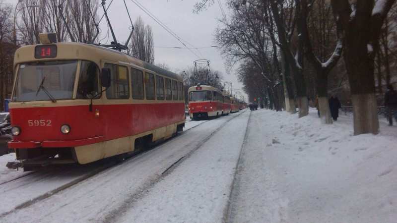 На лівому березі Києва повністю зупинили електротранспорт