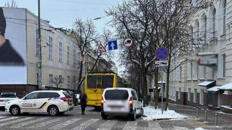 У центрі Києва у провалі дороги застряг тролейбус (+відео)