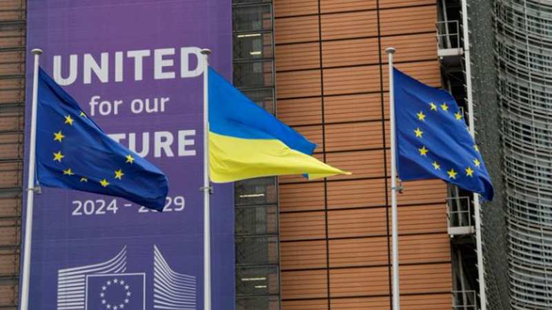 У Брюсселі біля будівлі Єврокомісії підняли прапор України