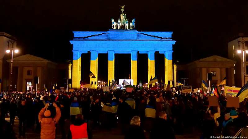 Мовчазне стояння на колінах біля Бранденбурзьких воріт – більше, ніж вшанування пам’яті. Це був меморіал проти російської агресії